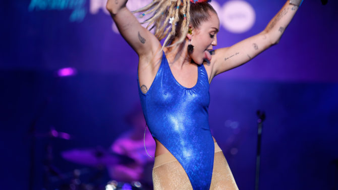 Miley Cyrus publica foto con un