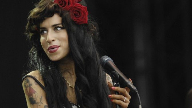 Estatua Conmemorativa Amy Winehouse Londres