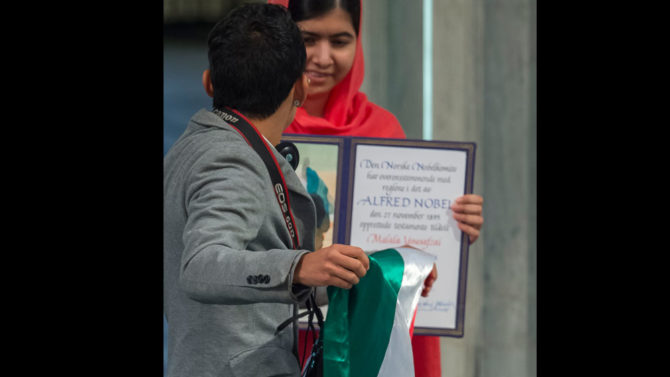 Joven mexicano interrumpe entrega de Premio