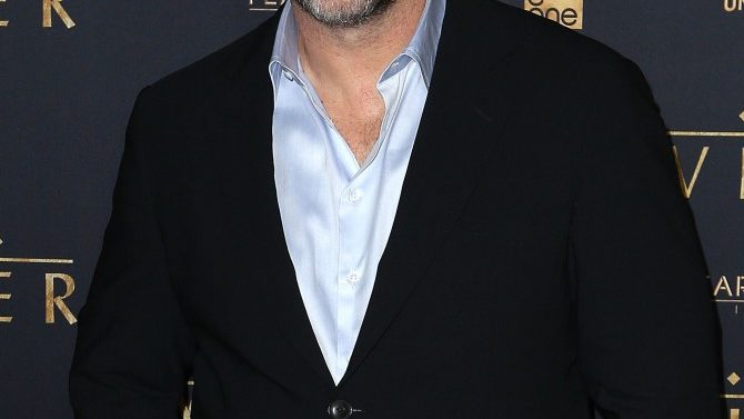 Russell Crowe Thinks Actresses Should Act