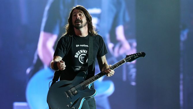 Dave Grohl Da Baquetas A Fan