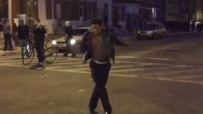 Hombre protesta en Baltimore bailando ‘Beat