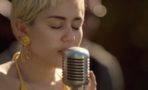 Miley Cyrus canta ayuda jóvenes sin
