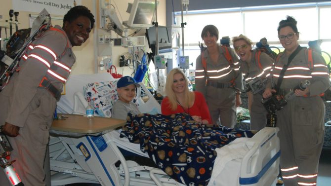 Ghostbusters protagonistas visitan hospital Melissa McCarthy