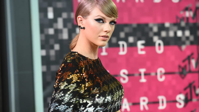 Taylor Swift demandada presentador de radio