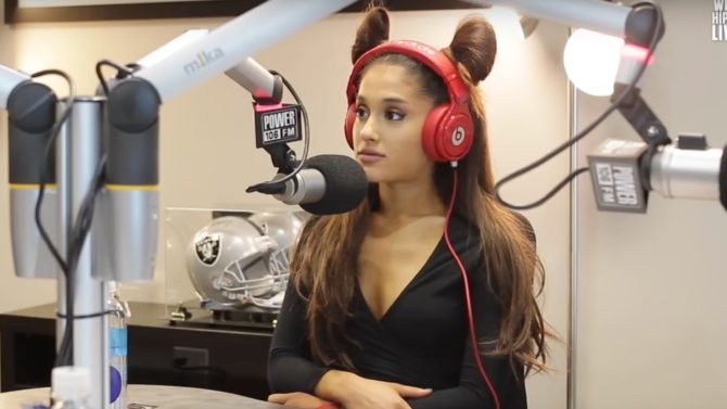 Ariana Grande se molesta con locutores