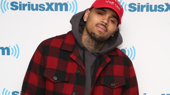 Chris Brown sale bajo fianza tras