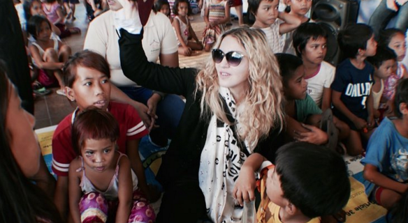 Madonna visita albergues infantiles en Filipinas