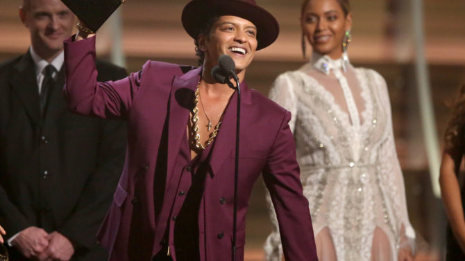 Bruno Mars accept the award for