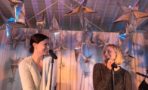 Idina Menzel y Kristen Bell cantan