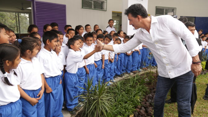 Ricardo Arjona inaugura una segunda escuela