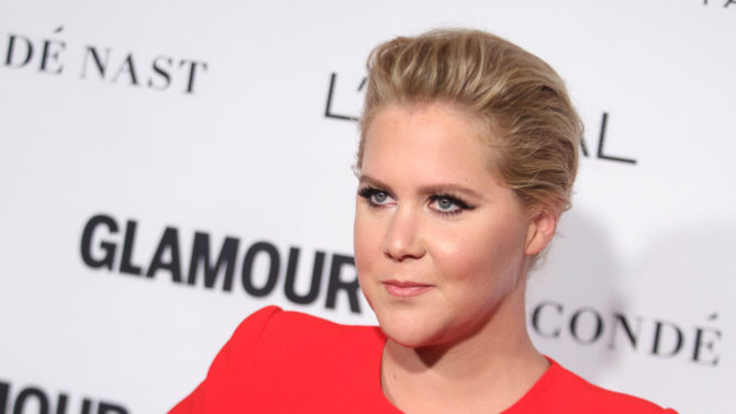 Amy Schumer le da $1000 dólares