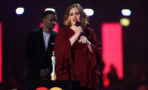 Adele rinde tributo a víctimas del