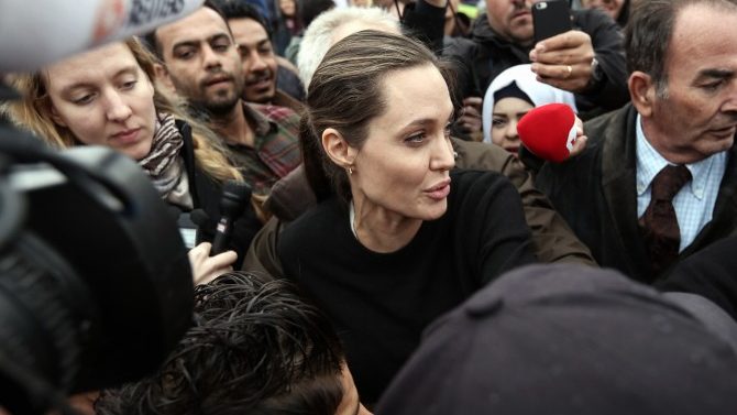 Angelina Jolie es recibida por refugiados