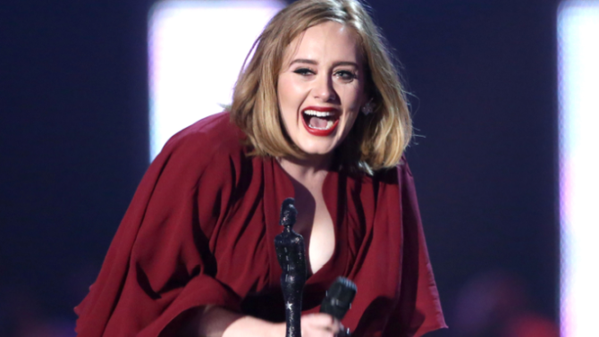 Adele invita a dos fanáticos a