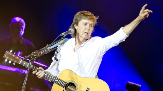 Paul McCartney le rinde tributo a