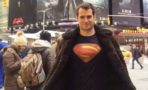 Henry Cavill, vestido de Superman, pasa