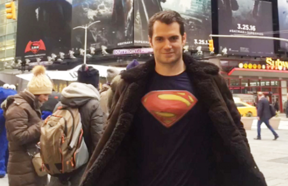 Henry Cavill, vestido de Superman, pasa