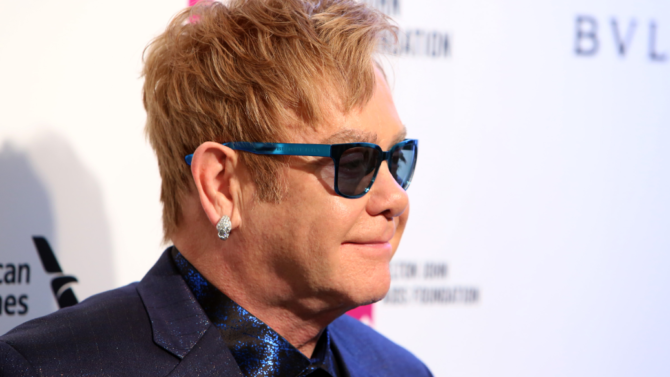 Demandan a Elton John por acoso