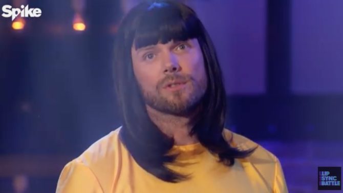 Joel McHale imita a Bjork en