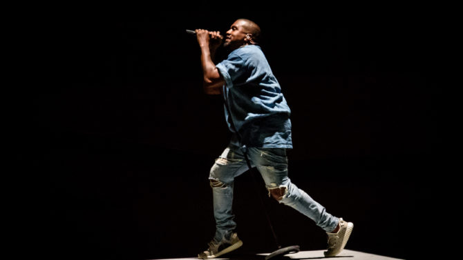 Kanye West hace debut en vivo