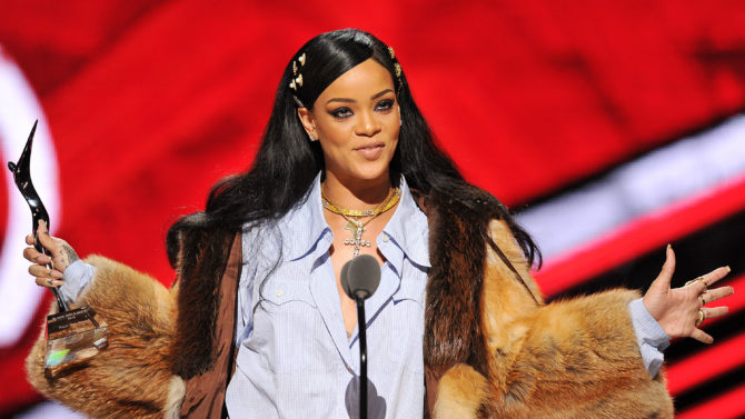 Rihanna rompe récord en YouTube