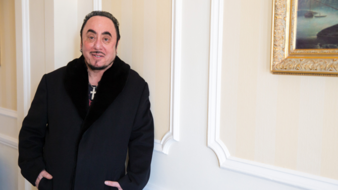 Muere David Gest, exesposo de Liza