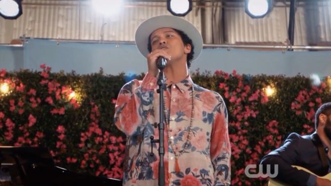 Video de Bruno Mars cantando "Rest