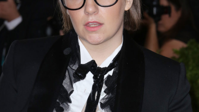 Lena Dunham publica libro de forma