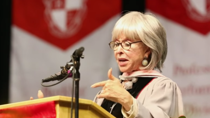 Rita Moreno rapea su discurso en