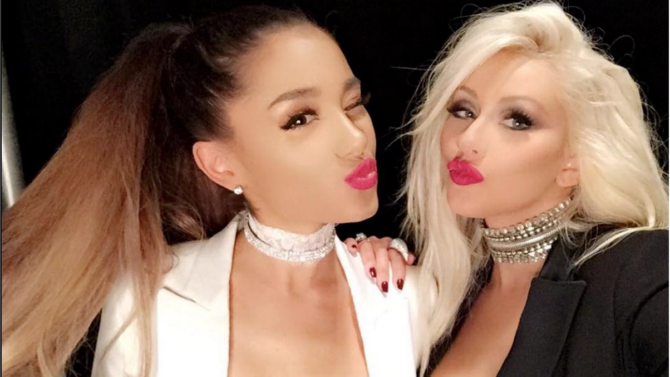 Ariana Grande y Christina Aguilera cantan