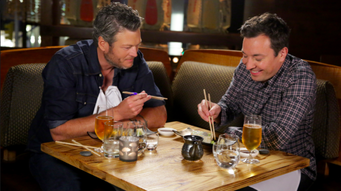 Blake Shelton prueba sushi por primera