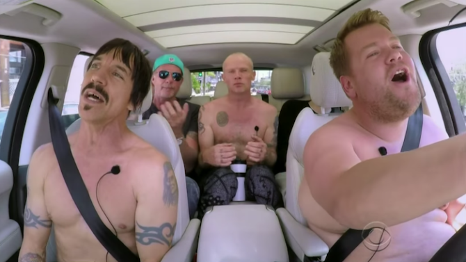 Red Hot Chili Peppers canta sin