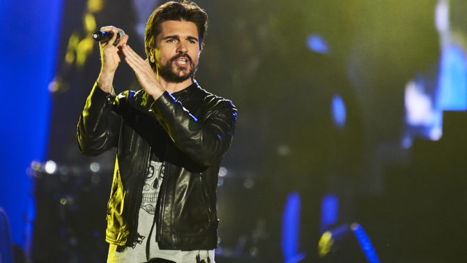 Juanes rinde tributo a Plácido Domingo