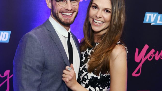 Nico Tortorella y Sutton Foster