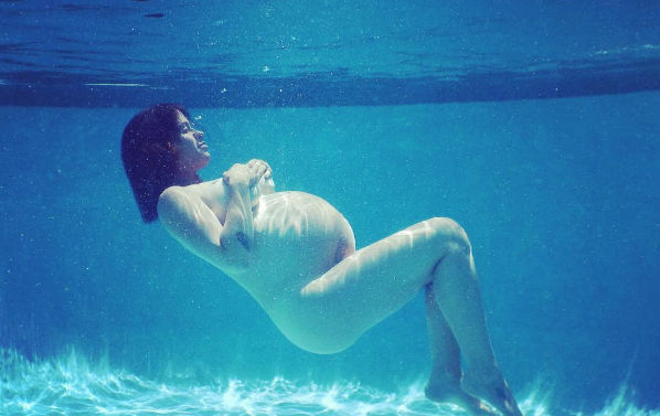 Alanis Morissette luce su embarazo posando