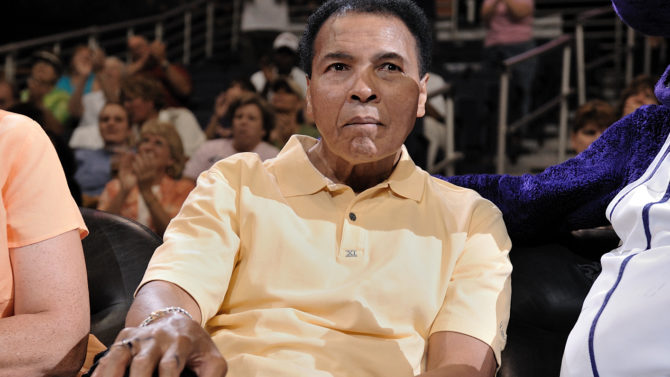 Muhammad Ali hospitalizado; familiares reportan que