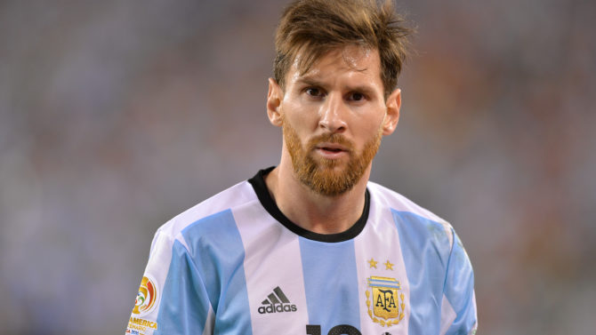 Condenan a Lionel Messi a 21