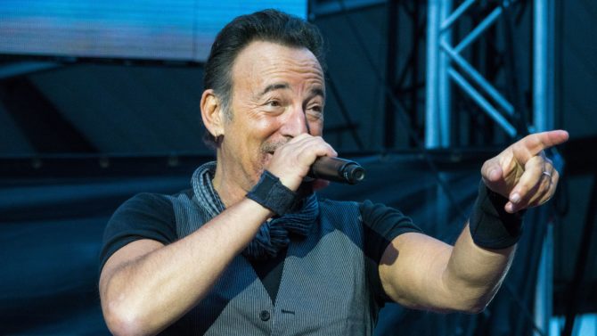Bruce Springsteen canta dueto con niña