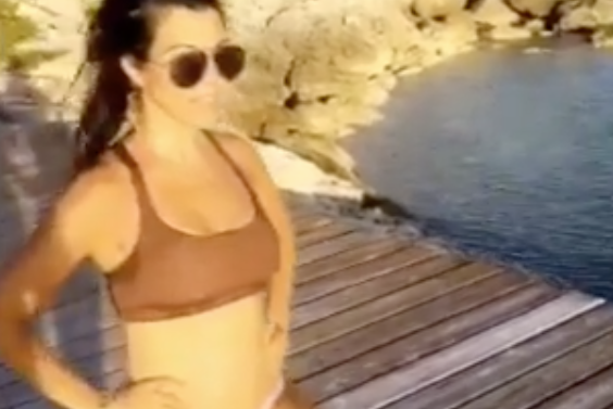 Kourtney Kardashian se ejercita en bikini
