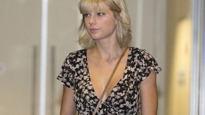 Taylor Swift dona 50,000 dólares banco