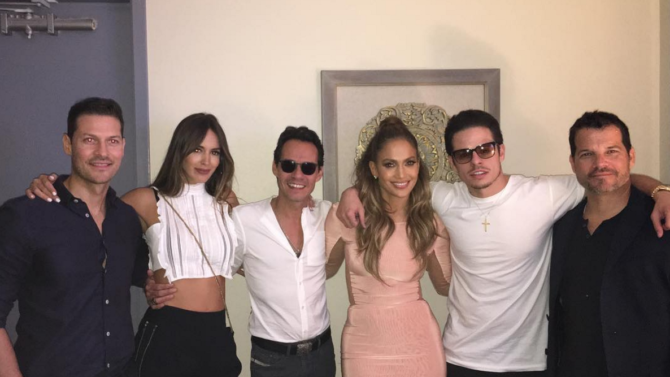 Shannon De Lima posa junto a