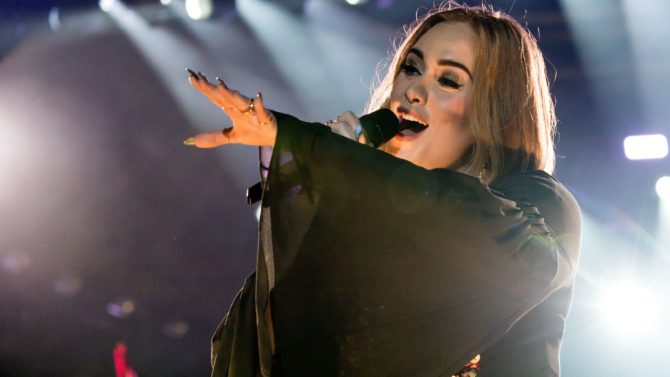 Adele rinde tributo a Amy Winehouse