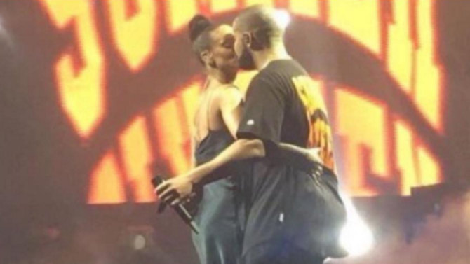Rihanna y Drake se besan en