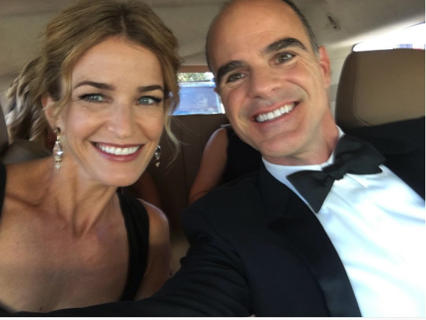 Michael Kelly y su esposa Karyn