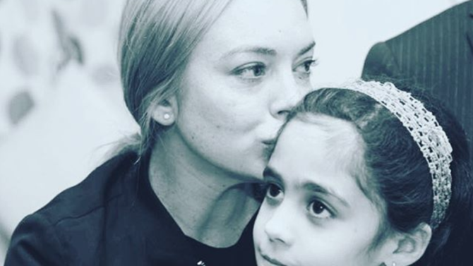Lindsay Lohan visita refugiados en Turquía