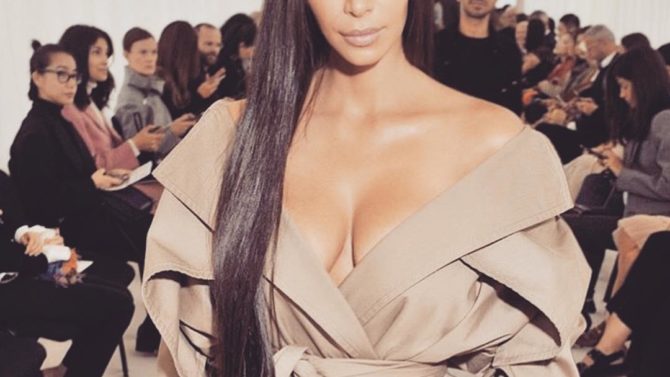 Kim Kardashian se presenta sin maquillaje
