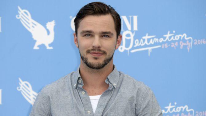 Nicholas Hoult en pláticas para darle