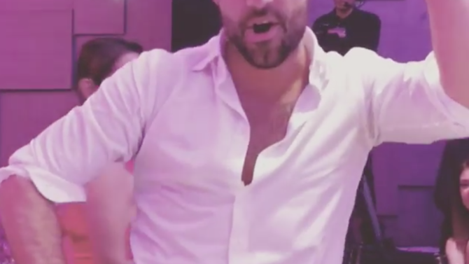 Ricky Martin baila sensual en la